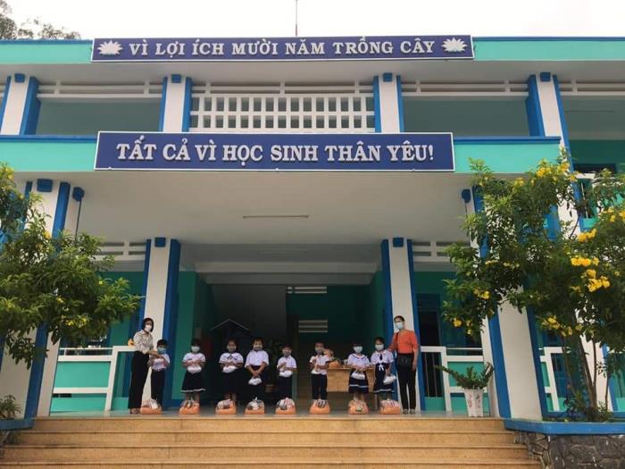 Trao yêu thương cho các học sinh Dân Tộc khó khăn ở Xã Gia Huynh, Tánh Linh, Bình Thuận (ngày 13/10/2021)